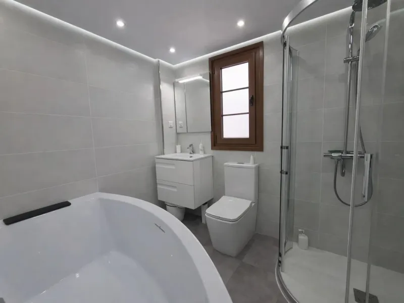 Located in the heart of Puerto de la Duquesa, this charming 2-bedroom apartment offers the perfect opportunity to enjoy vibrant marina living on the Costa del Sol. Just steps from the waterfront, the property is surrounded by a wide selection of restauran