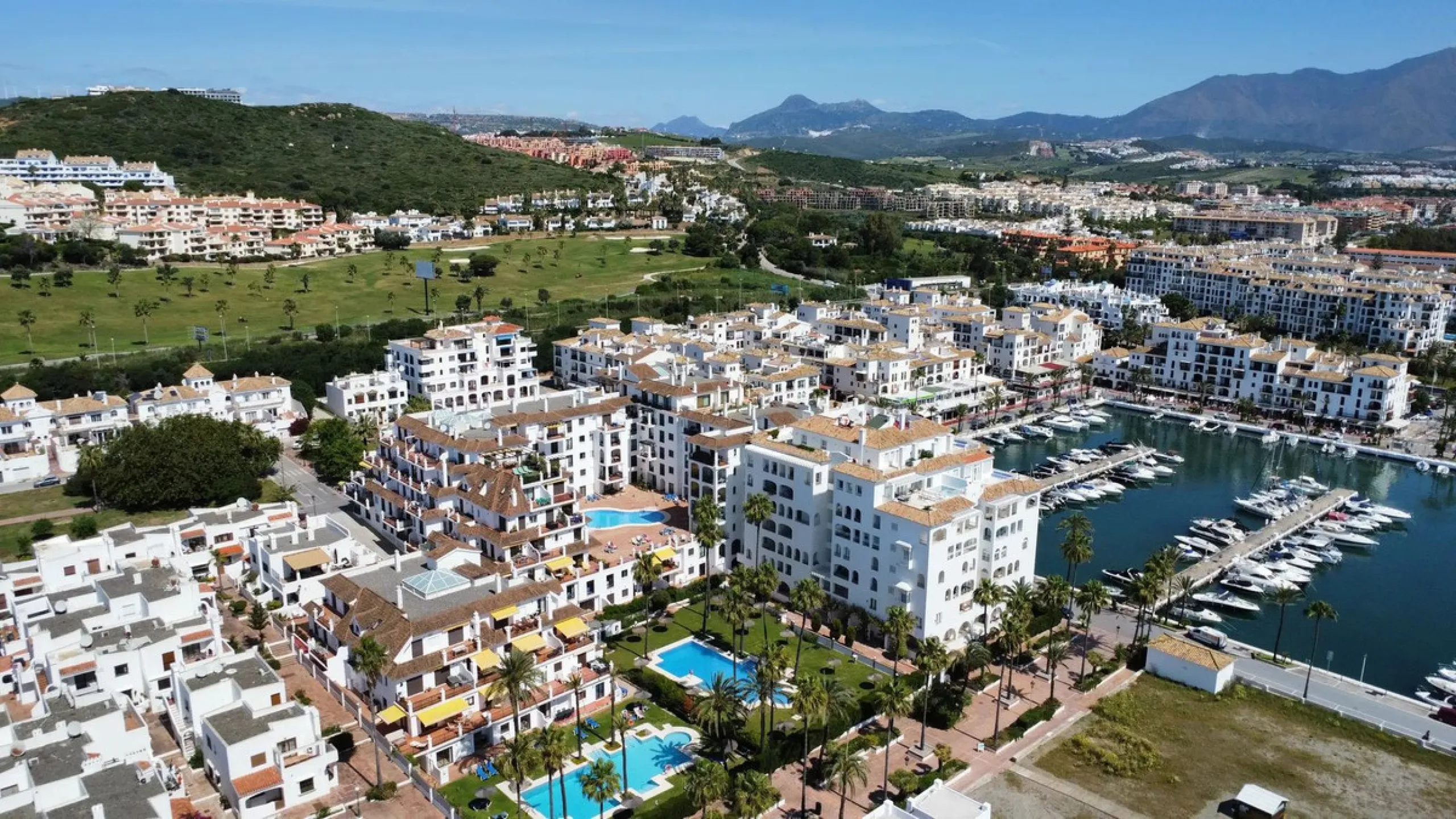 Located in the heart of Puerto de la Duquesa, this charming 2-bedroom apartment offers the perfect opportunity to enjoy vibrant marina living on the Costa del Sol. Just steps from the waterfront, the property is surrounded by a wide selection of restauran