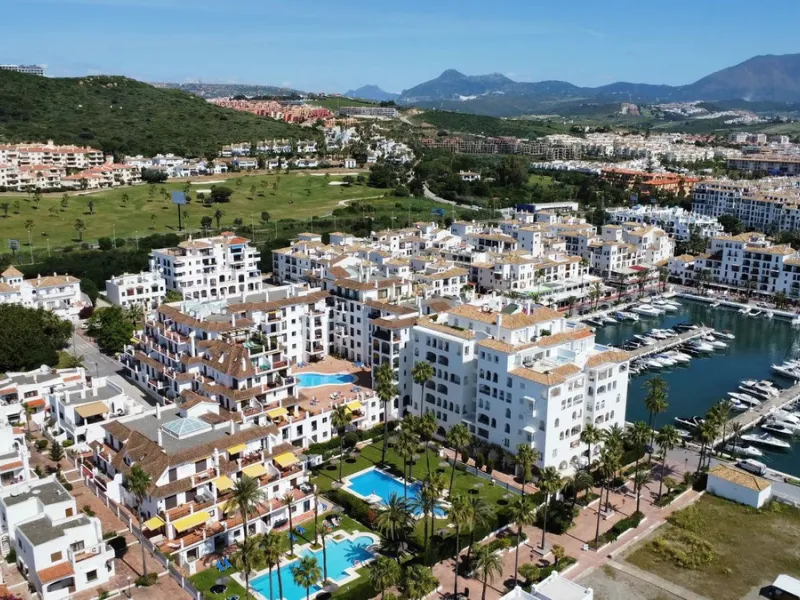 Located in the heart of Puerto de la Duquesa, this charming 2-bedroom apartment offers the perfect opportunity to enjoy vibrant marina living on the Costa del Sol. Just steps from the waterfront, the property is surrounded by a wide selection of restauran