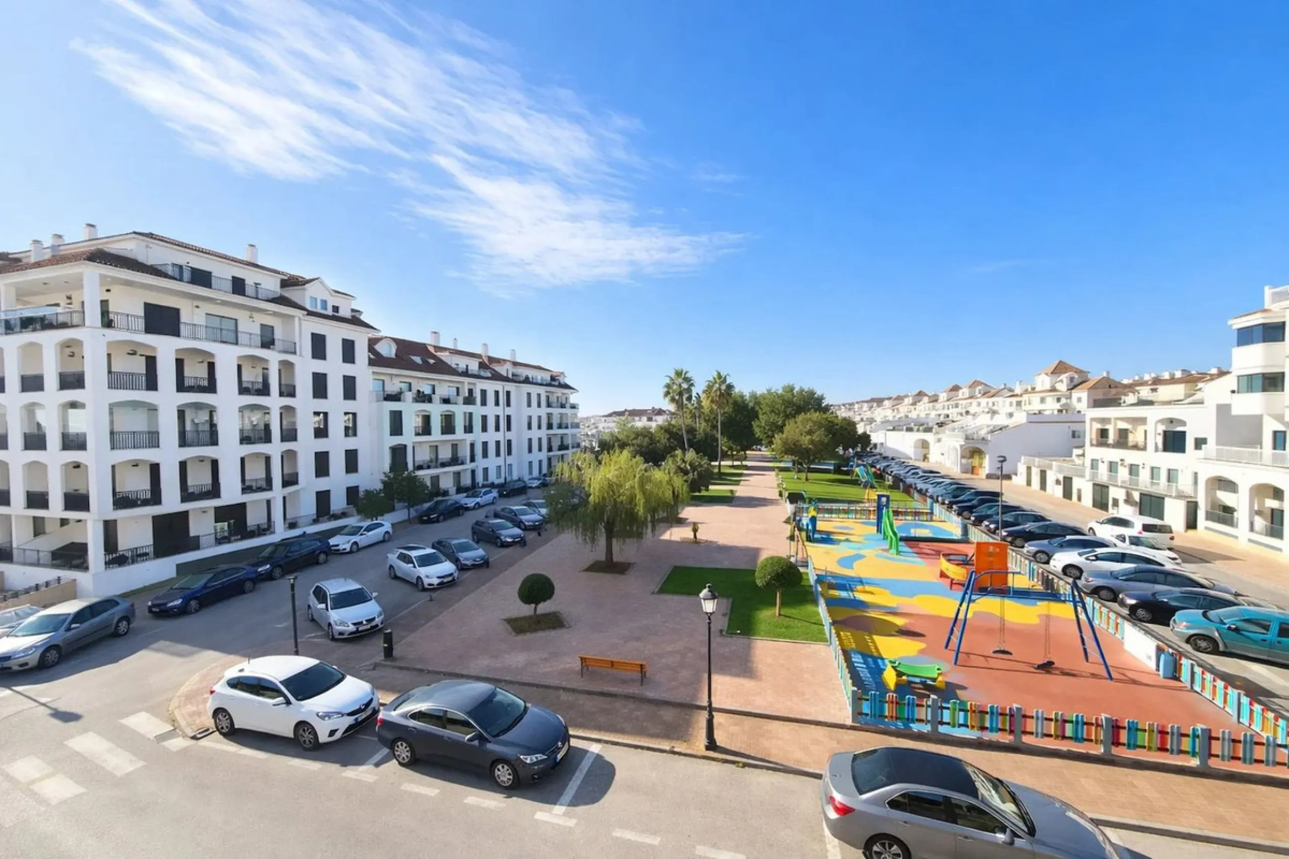 Located in the heart of Puerto de la Duquesa, this charming 2-bedroom apartment offers the perfect opportunity to enjoy vibrant marina living on the Costa del Sol. Just steps from the waterfront, the property is surrounded by a wide selection of restauran