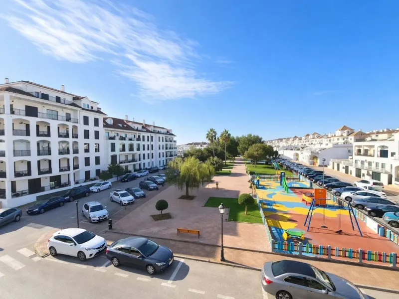 Located in the heart of Puerto de la Duquesa, this charming 2-bedroom apartment offers the perfect opportunity to enjoy vibrant marina living on the Costa del Sol. Just steps from the waterfront, the property is surrounded by a wide selection of restauran
