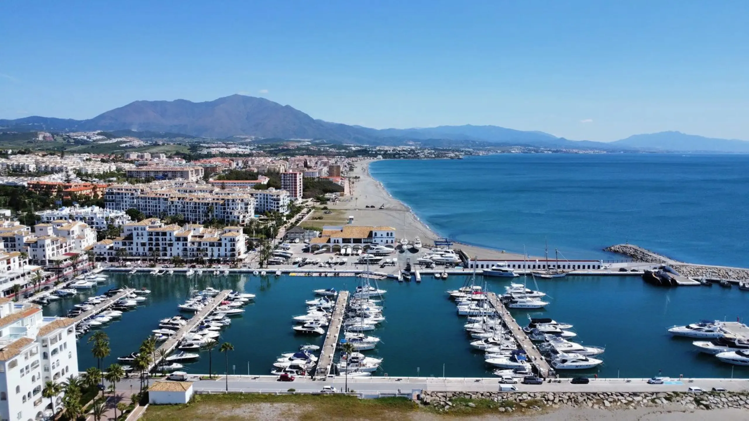 Located in the heart of Puerto de la Duquesa, this charming 2-bedroom apartment offers the perfect opportunity to enjoy vibrant marina living on the Costa del Sol. Just steps from the waterfront, the property is surrounded by a wide selection of restauran