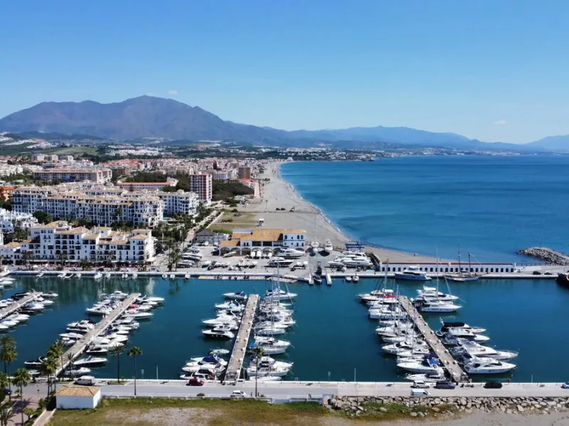 Located in the heart of Puerto de la Duquesa, this charming 2-bedroom apartment offers the perfect opportunity to enjoy vibrant marina living on the Costa del Sol. Just steps from the waterfront, the property is surrounded by a wide selection of restauran