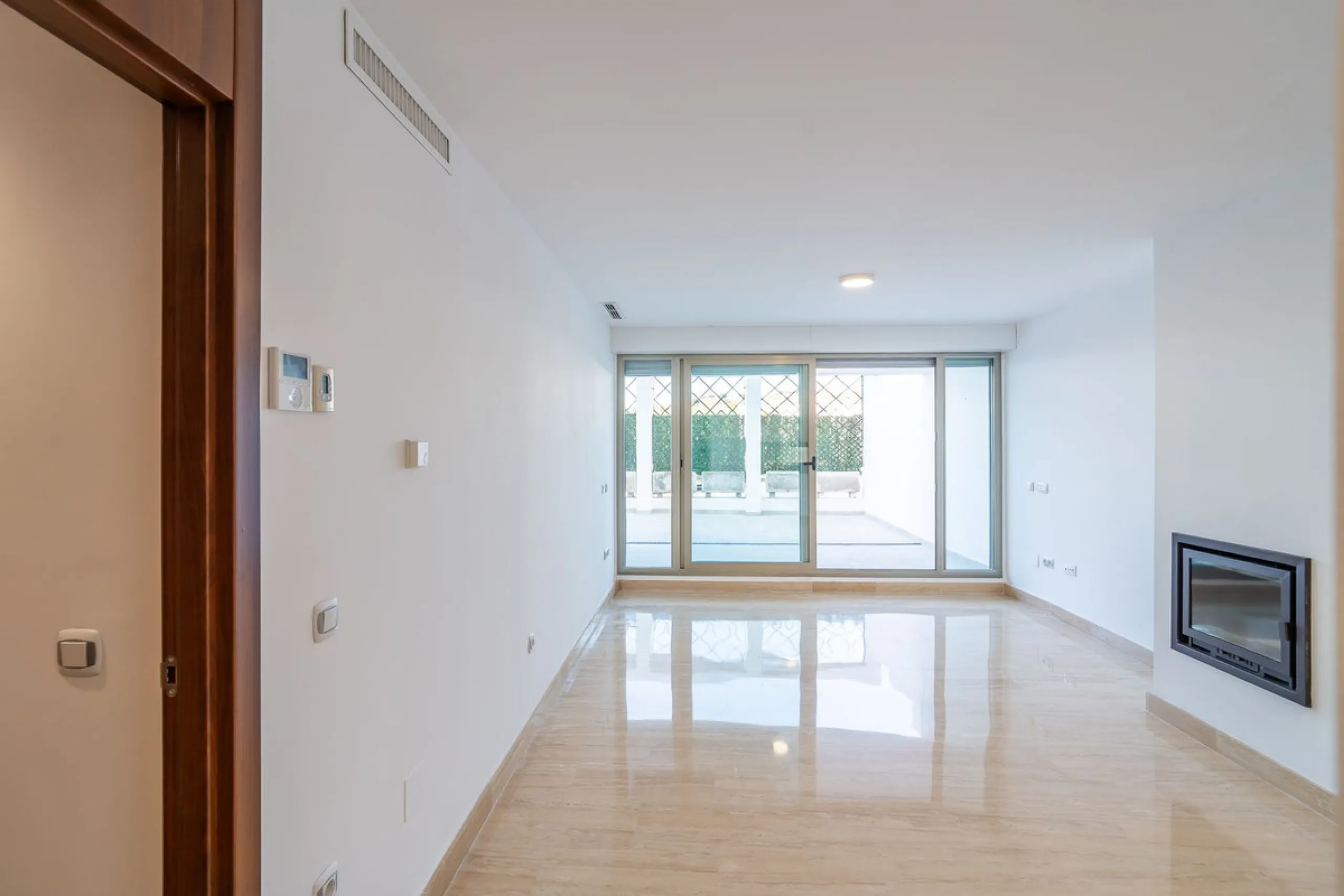 Spacious fully renovated ground floor apartment located in the Vitania gated community, just 4 minutes by car from La Cala de Mijas.