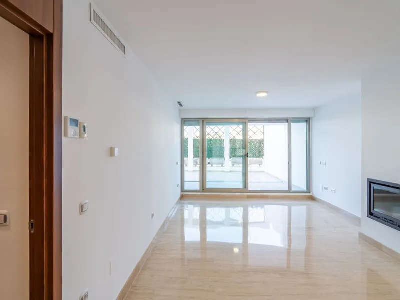 Spacious fully renovated ground floor apartment located in the Vitania gated community, just 4 minutes by car from La Cala de Mijas.