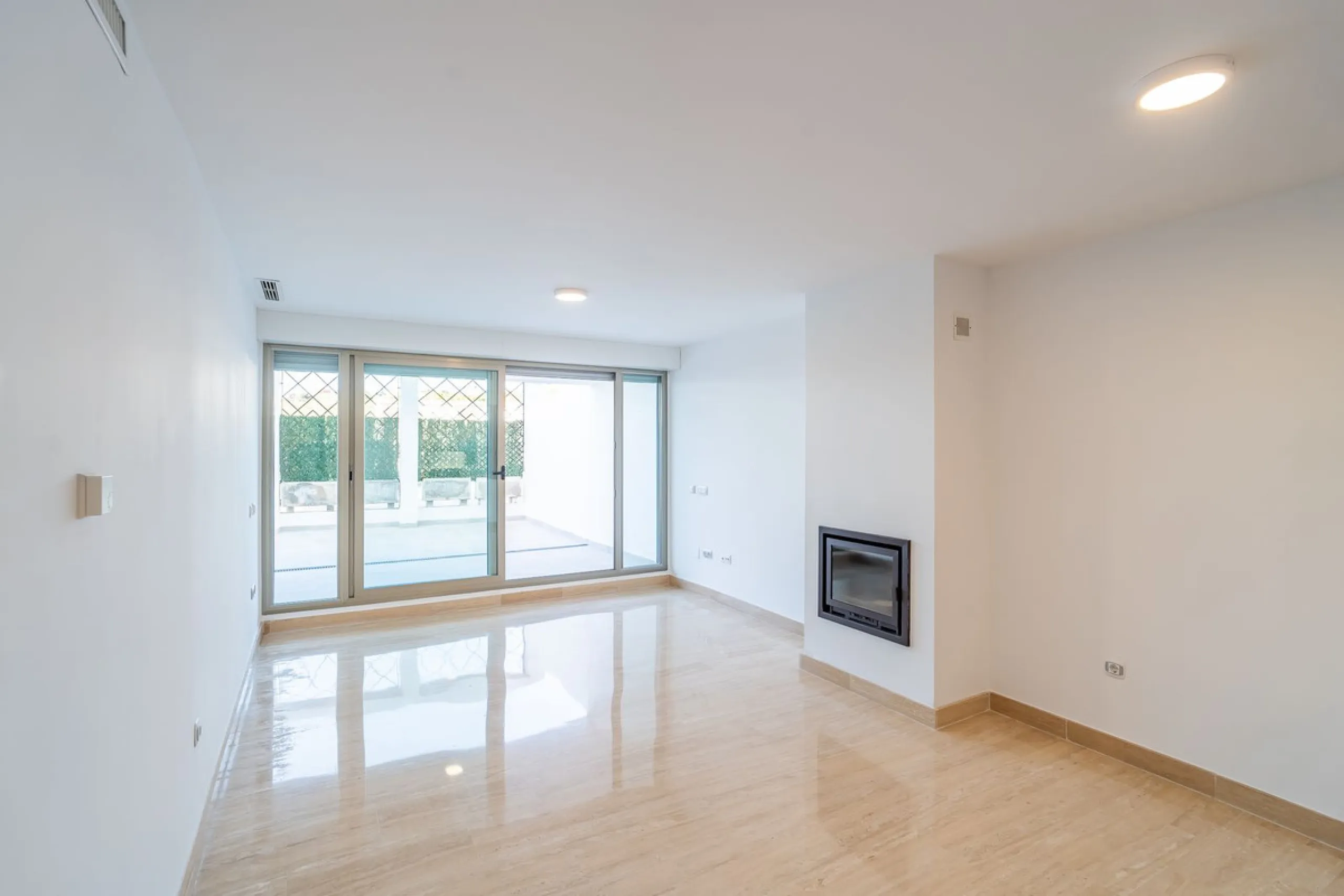Spacious fully renovated ground floor apartment located in the Vitania gated community, just 4 minutes by car from La Cala de Mijas.