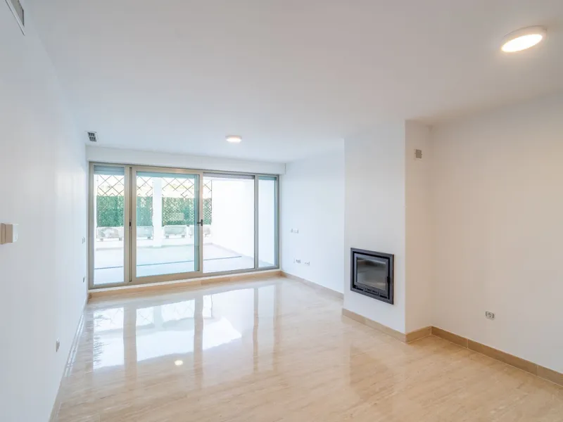 Spacious fully renovated ground floor apartment located in the Vitania gated community, just 4 minutes by car from La Cala de Mijas.