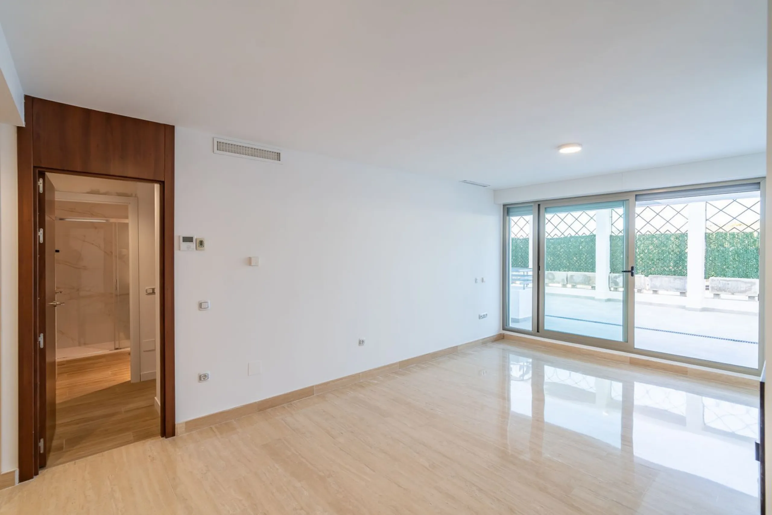 Spacious fully renovated ground floor apartment located in the Vitania gated community, just 4 minutes by car from La Cala de Mijas.