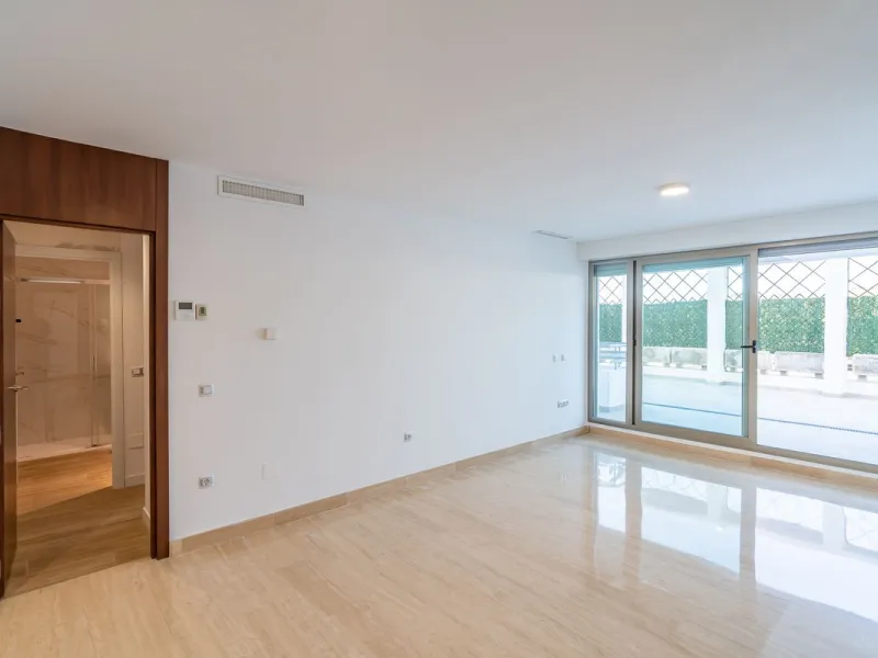 Spacious fully renovated ground floor apartment located in the Vitania gated community, just 4 minutes by car from La Cala de Mijas.