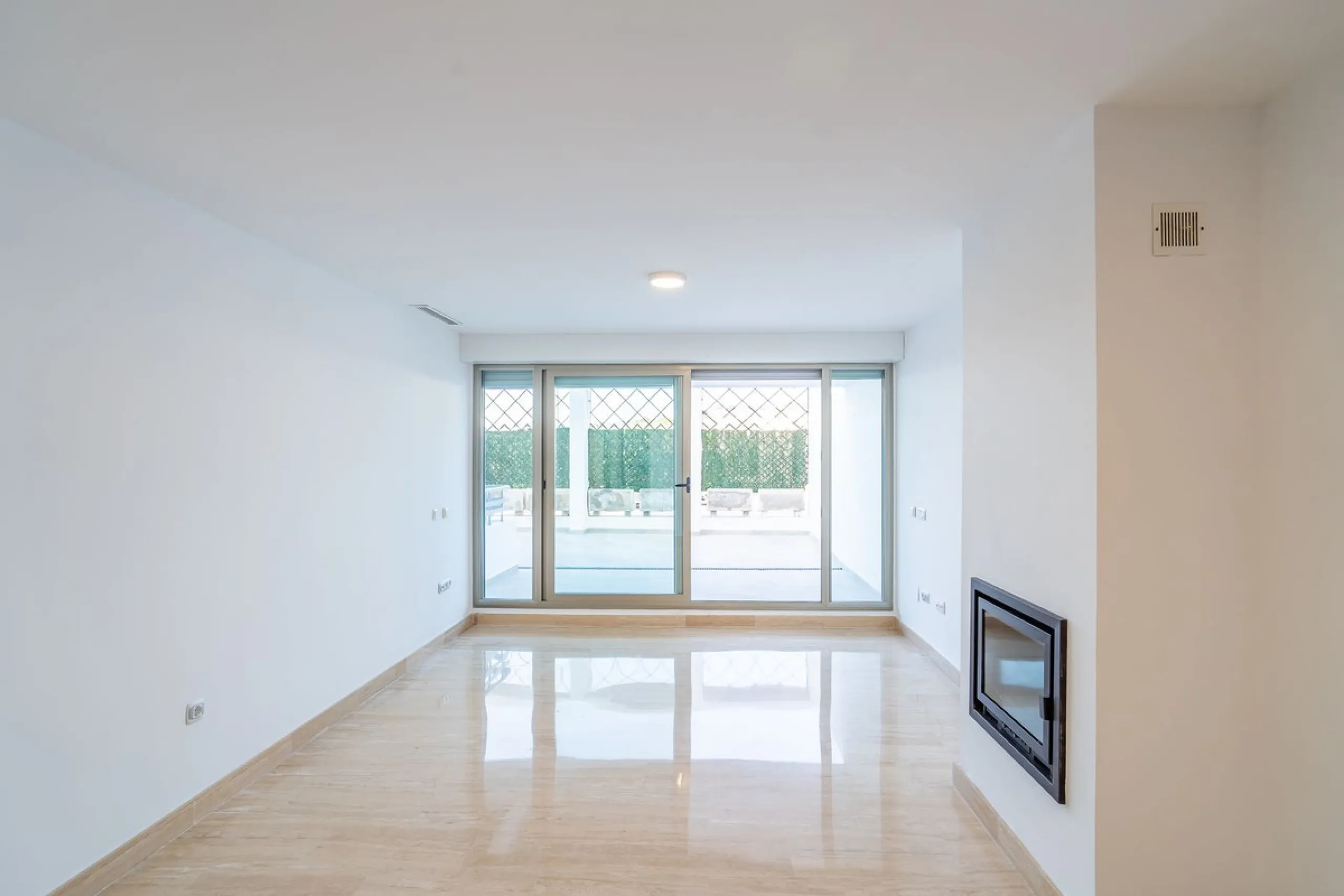 Spacious fully renovated ground floor apartment located in the Vitania gated community, just 4 minutes by car from La Cala de Mijas.