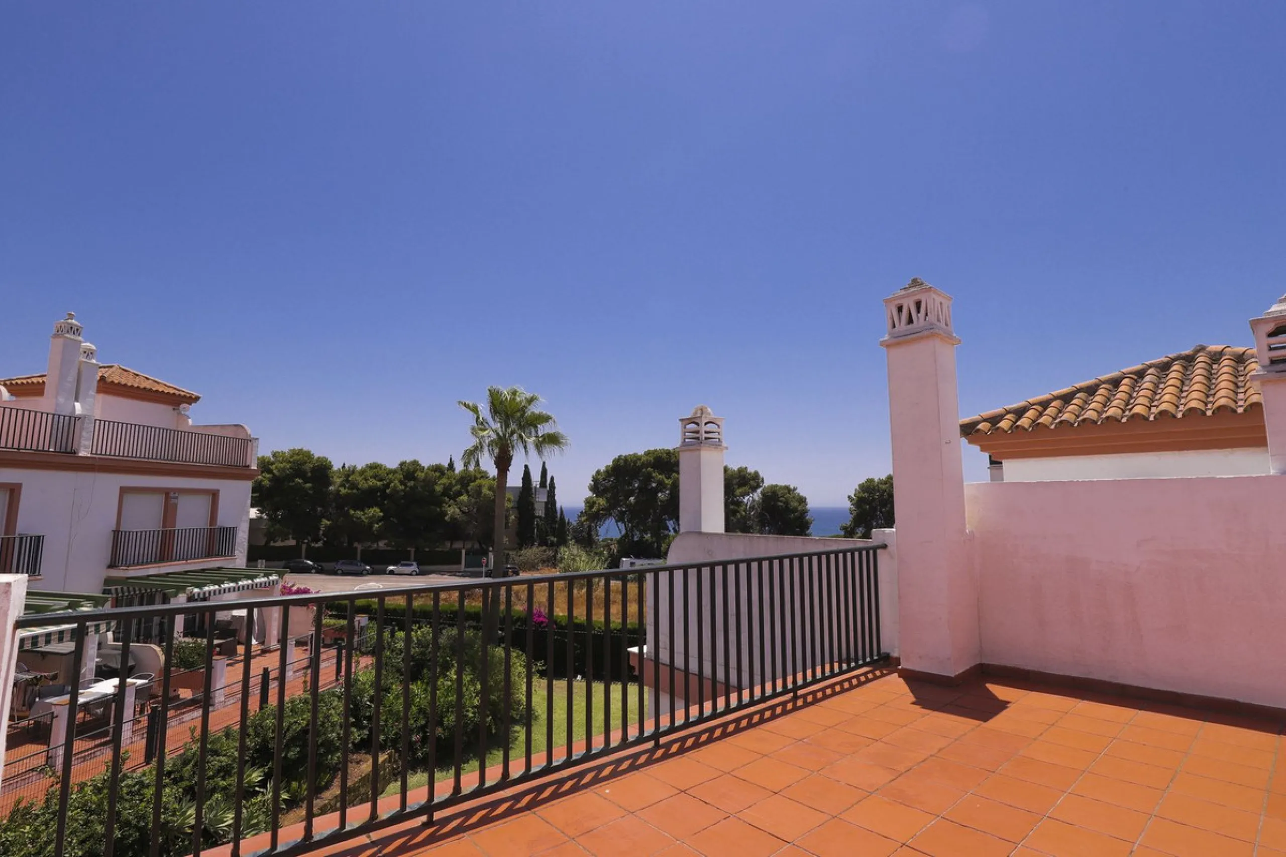 A rare opportunity to invest in a fully-furnished, 3-bedroom townhouse with a fully-transferable holiday rental license, allowing you to enjoy the property personally as well as generating immediate income through short-term rentals, if desired.