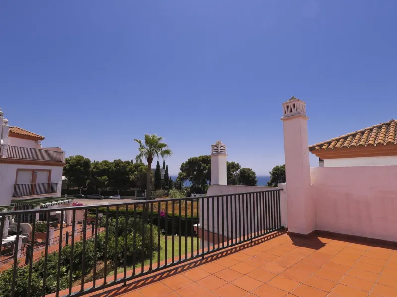 A rare opportunity to invest in a fully-furnished, 3-bedroom townhouse with a fully-transferable holiday rental license, allowing you to enjoy the property personally as well as generating immediate income through short-term rentals, if desired.