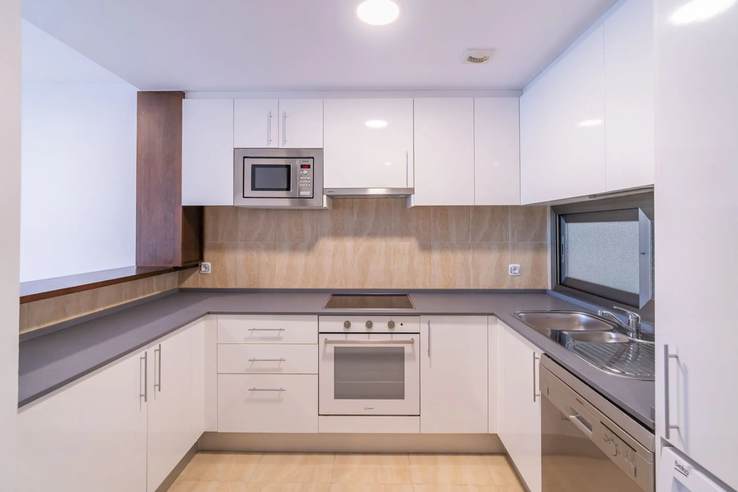 Spacious fully renovated ground floor apartment located in the Vitania gated community, just 4 minutes by car from La Cala de Mijas.