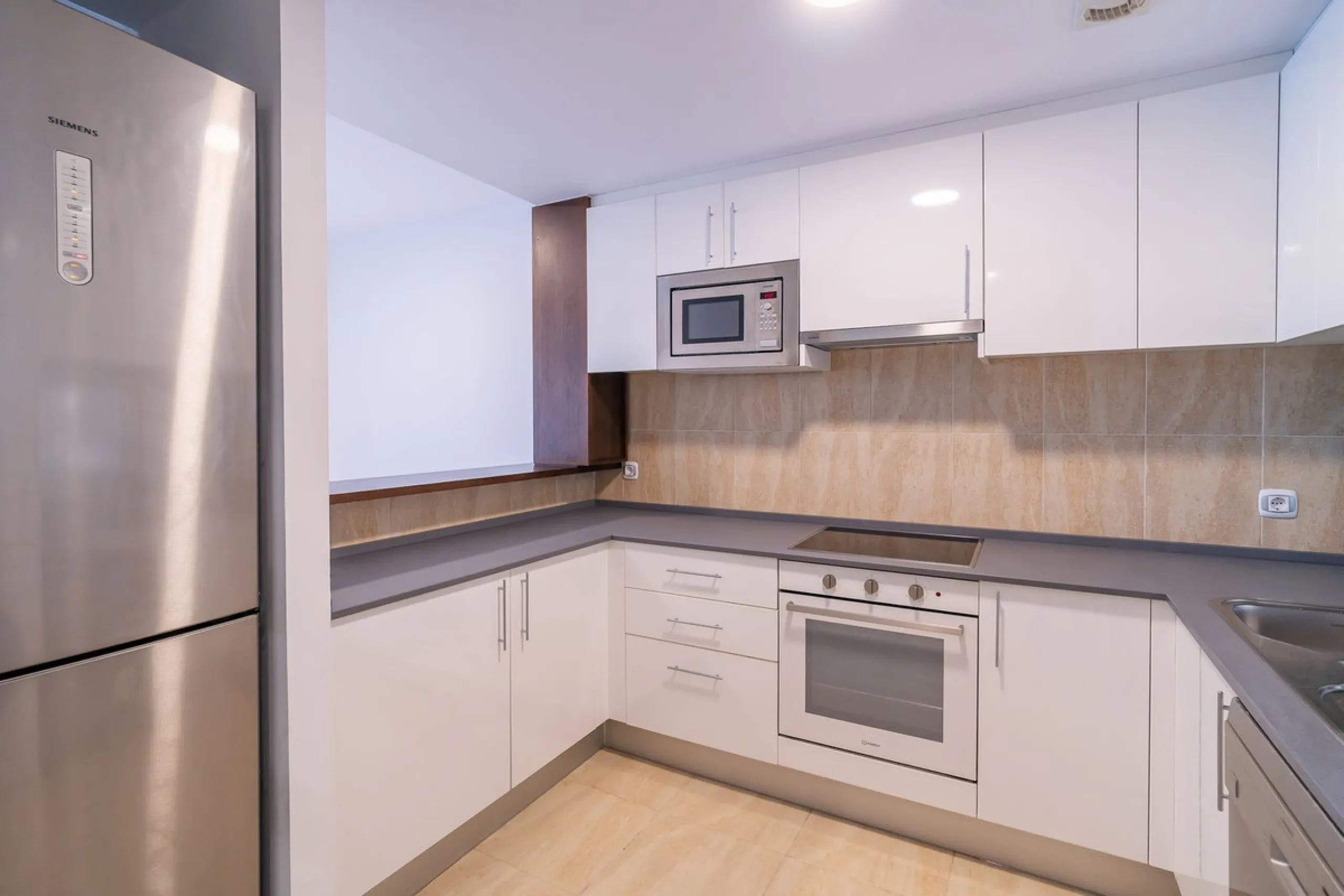 Spacious fully renovated ground floor apartment located in the Vitania gated community, just 4 minutes by car from La Cala de Mijas.