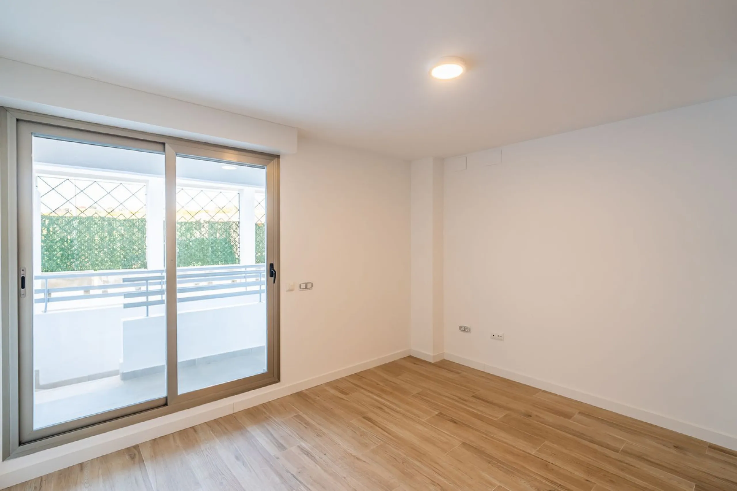 Spacious fully renovated ground floor apartment located in the Vitania gated community, just 4 minutes by car from La Cala de Mijas.
