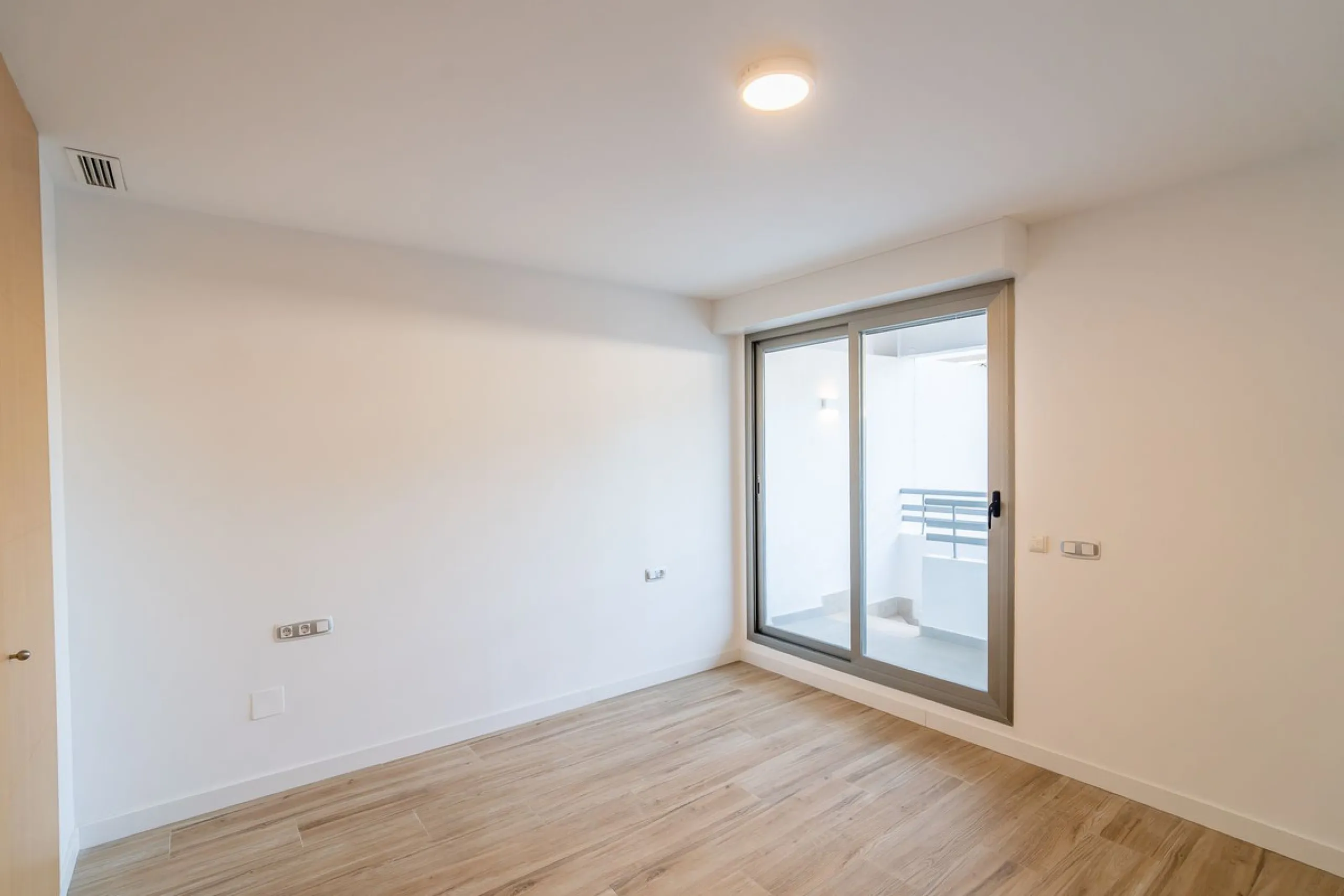 Spacious fully renovated ground floor apartment located in the Vitania gated community, just 4 minutes by car from La Cala de Mijas.