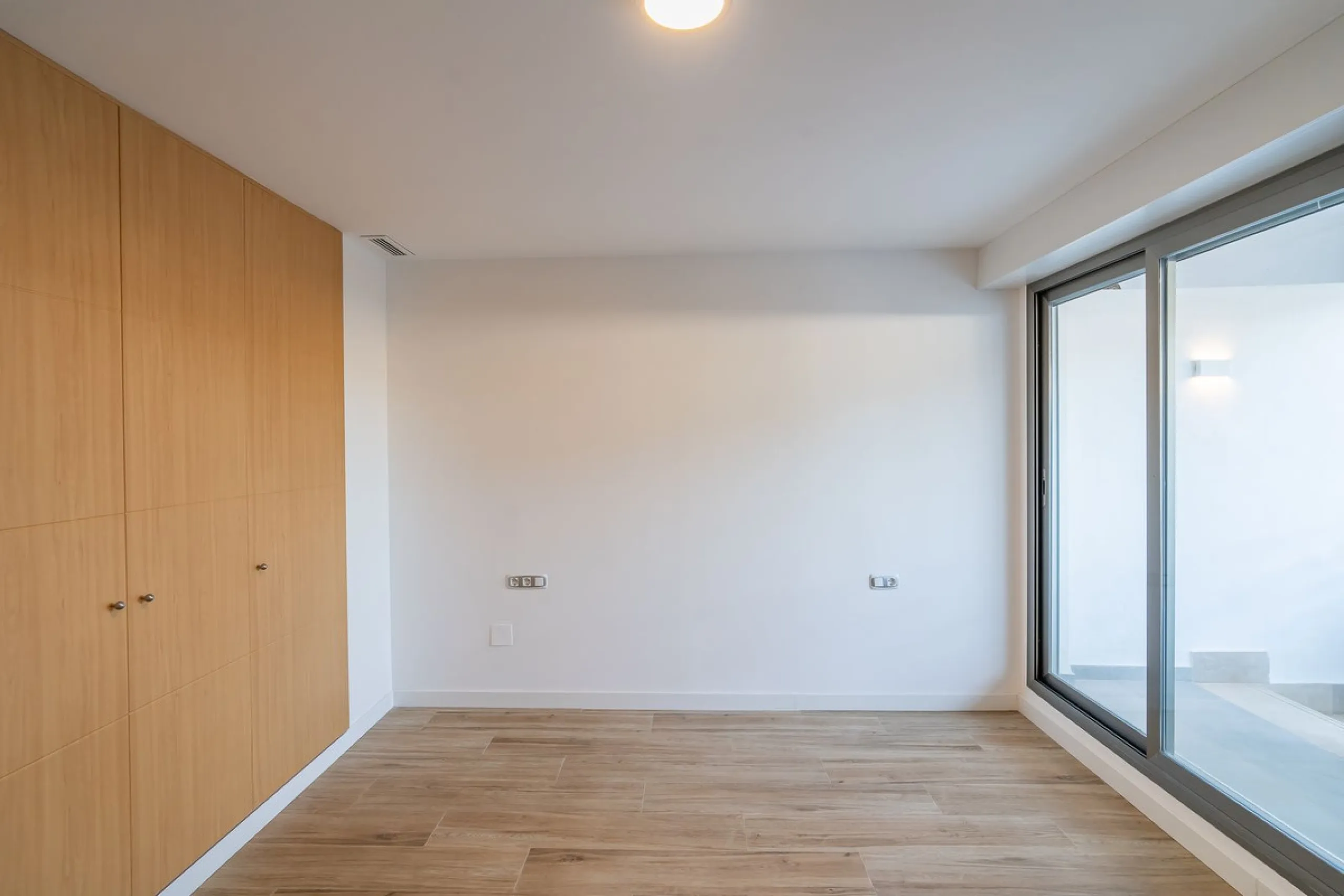 Spacious fully renovated ground floor apartment located in the Vitania gated community, just 4 minutes by car from La Cala de Mijas.