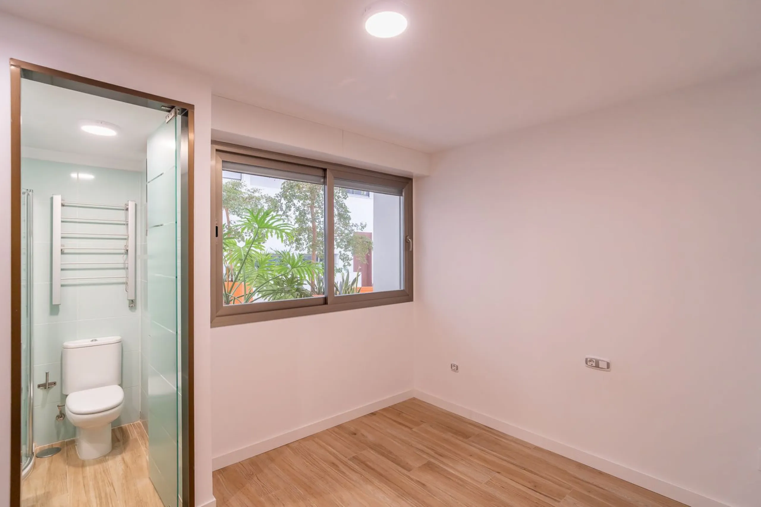 Spacious fully renovated ground floor apartment located in the Vitania gated community, just 4 minutes by car from La Cala de Mijas.