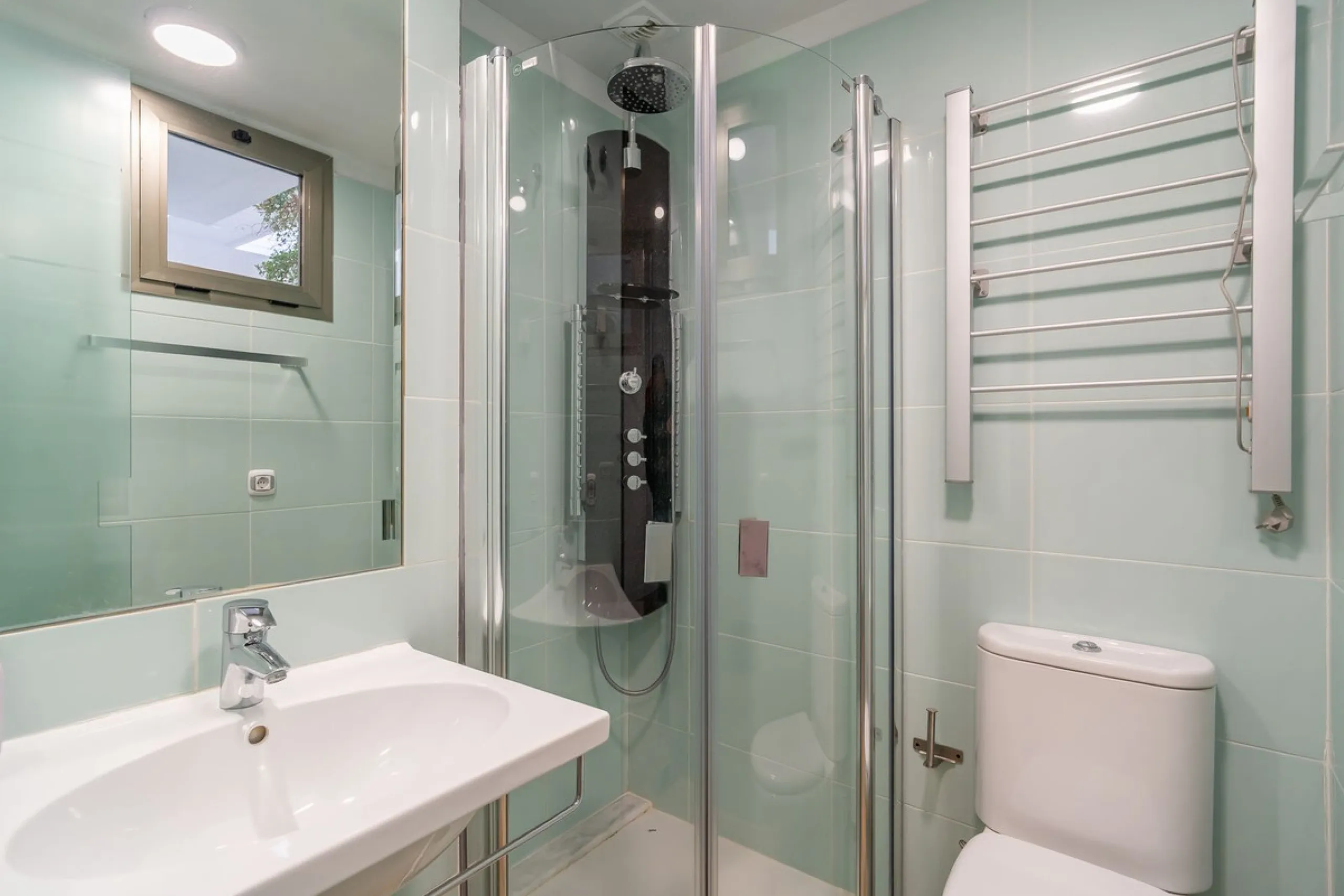 Spacious fully renovated ground floor apartment located in the Vitania gated community, just 4 minutes by car from La Cala de Mijas.