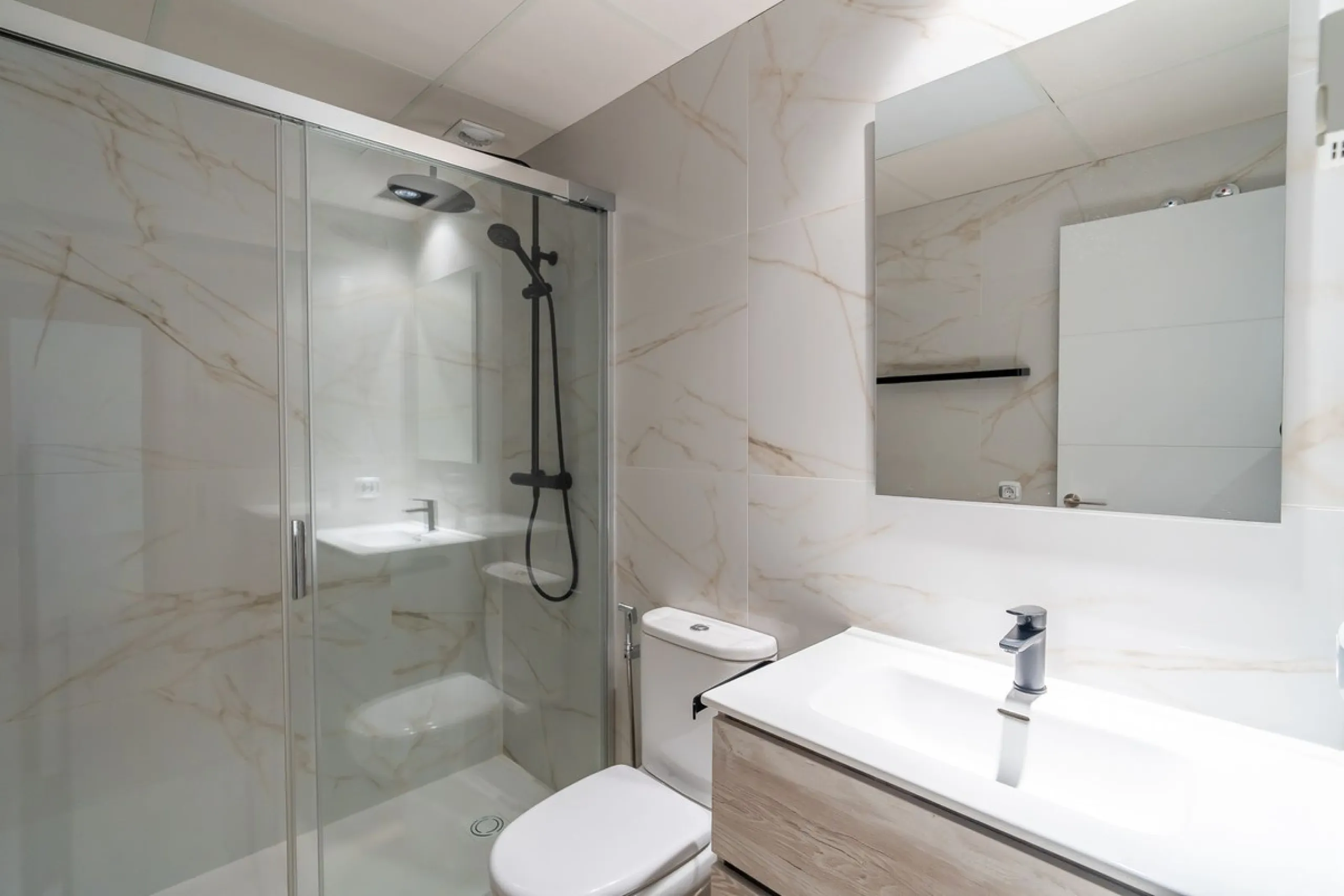 Spacious fully renovated ground floor apartment located in the Vitania gated community, just 4 minutes by car from La Cala de Mijas.