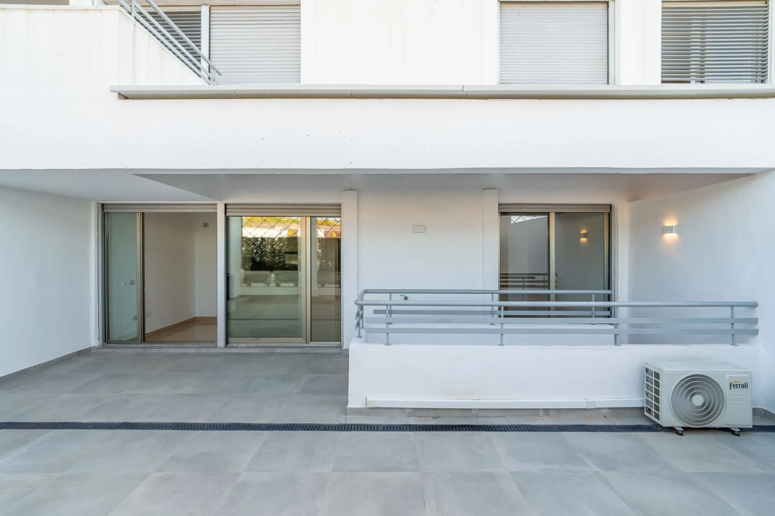 Spacious fully renovated ground floor apartment located in the Vitania gated community, just 4 minutes by car from La Cala de Mijas.
