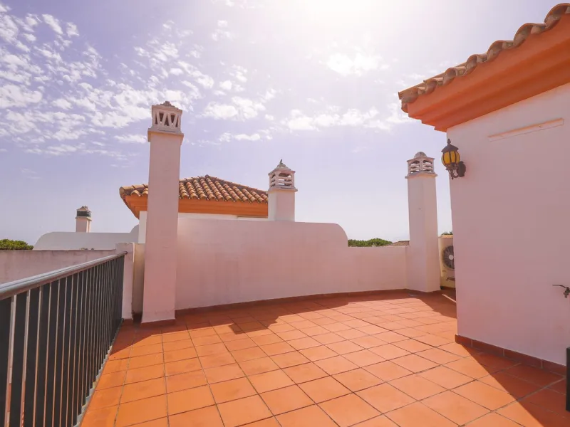 A rare opportunity to invest in a fully-furnished, 3-bedroom townhouse with a fully-transferable holiday rental license, allowing you to enjoy the property personally as well as generating immediate income through short-term rentals, if desired.