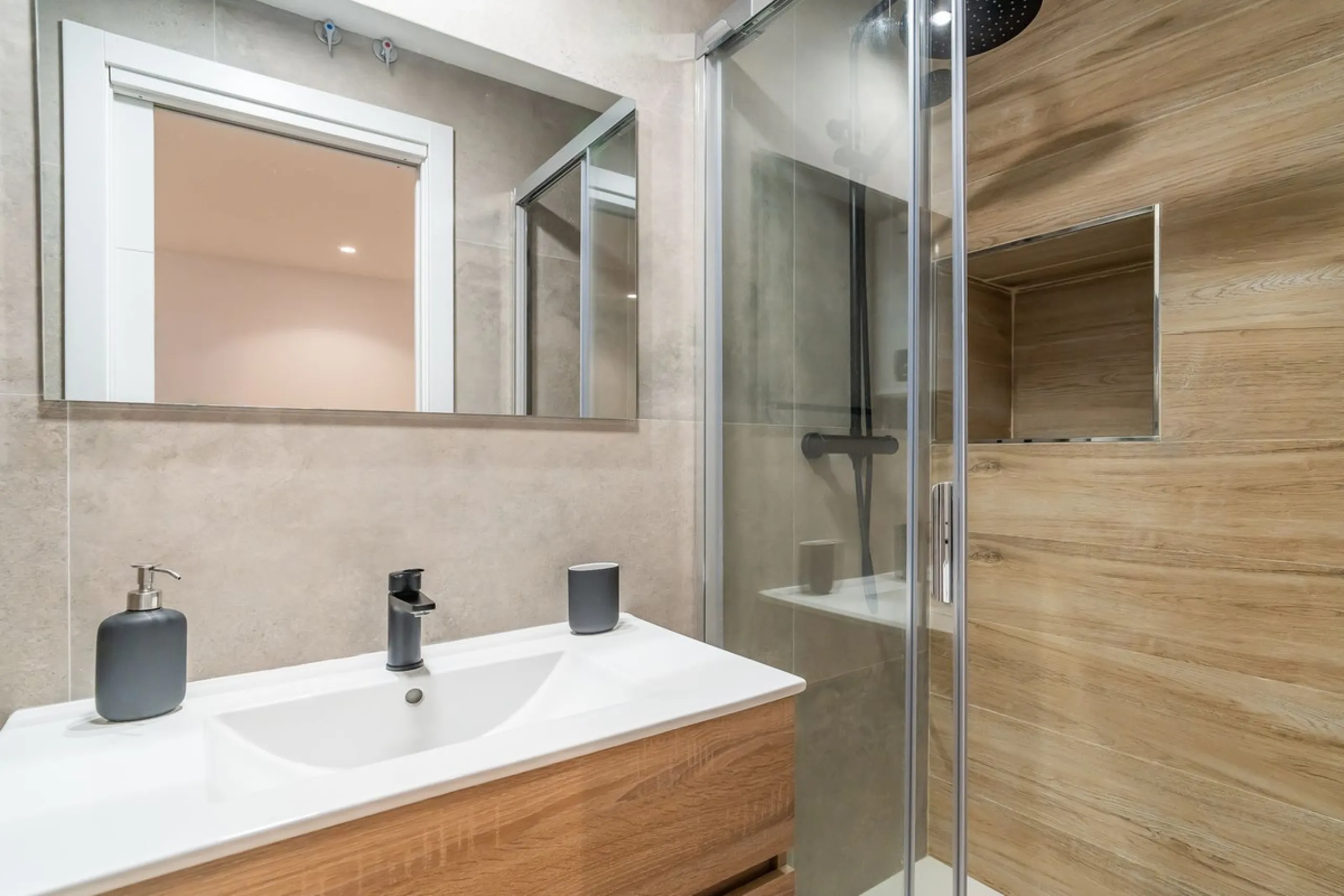 Spacious fully renovated ground floor apartment located in the Vitania gated community, just 4 minutes by car from La Cala de Mijas.