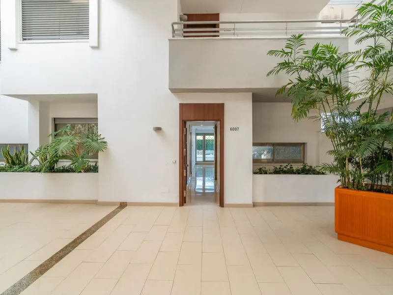 Spacious fully renovated ground floor apartment located in the Vitania gated community, just 4 minutes by car from La Cala de Mijas.