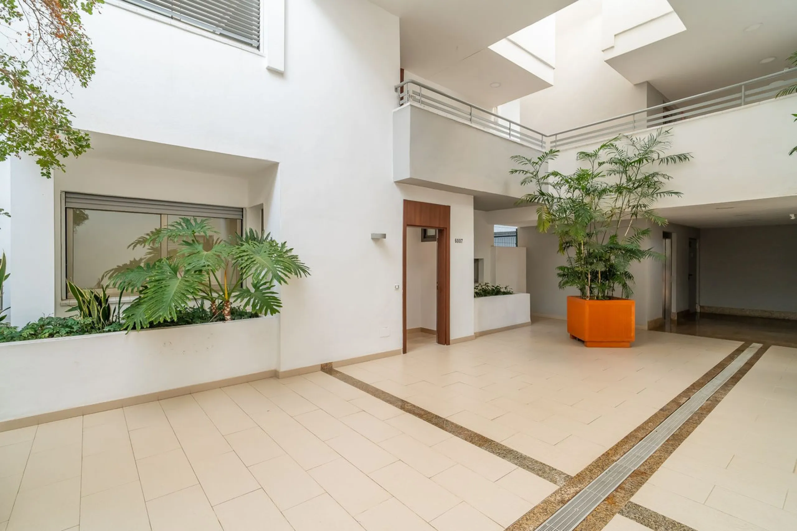 Spacious fully renovated ground floor apartment located in the Vitania gated community, just 4 minutes by car from La Cala de Mijas.