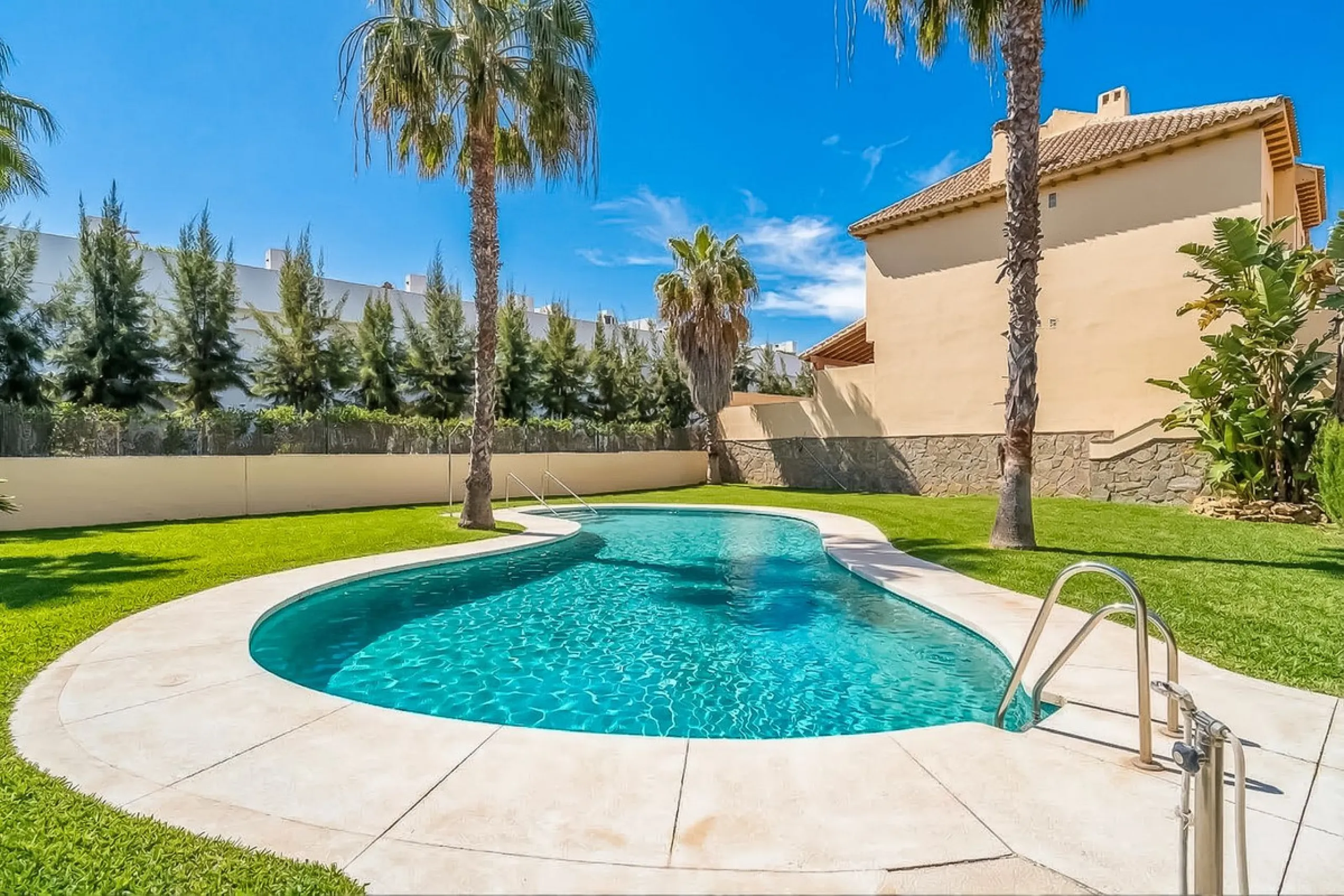 Townhouse for sale to renovate in Calahonda, close to the beach.