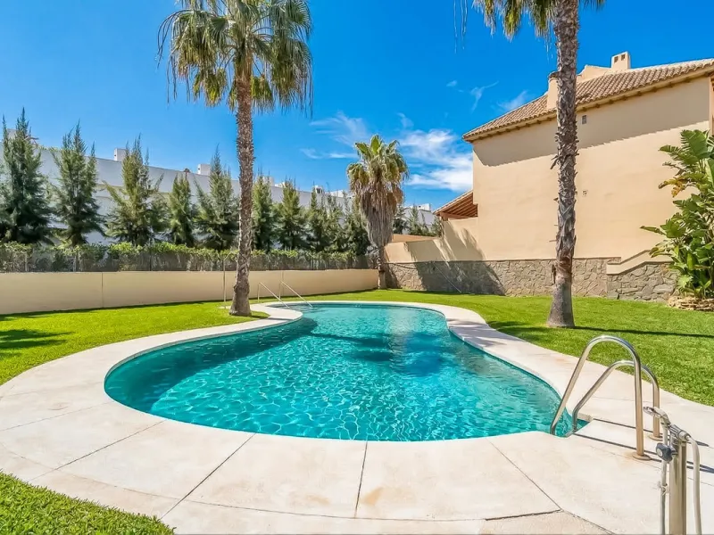 Townhouse for sale to renovate in Calahonda, close to the beach.