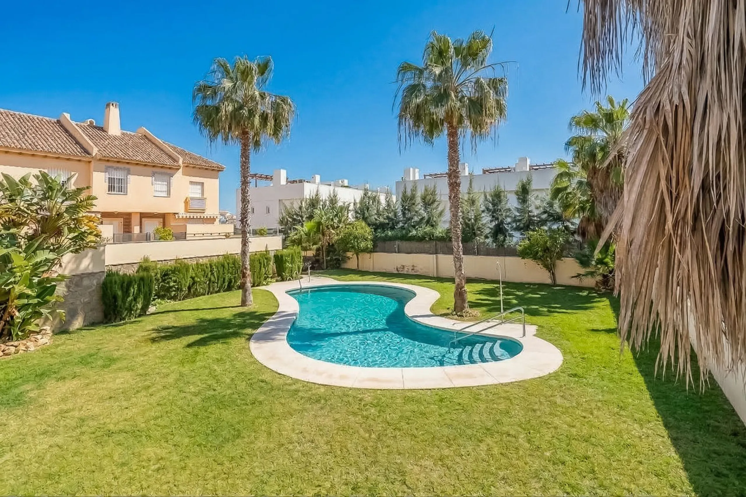 Townhouse for sale to renovate in Calahonda, close to the beach.