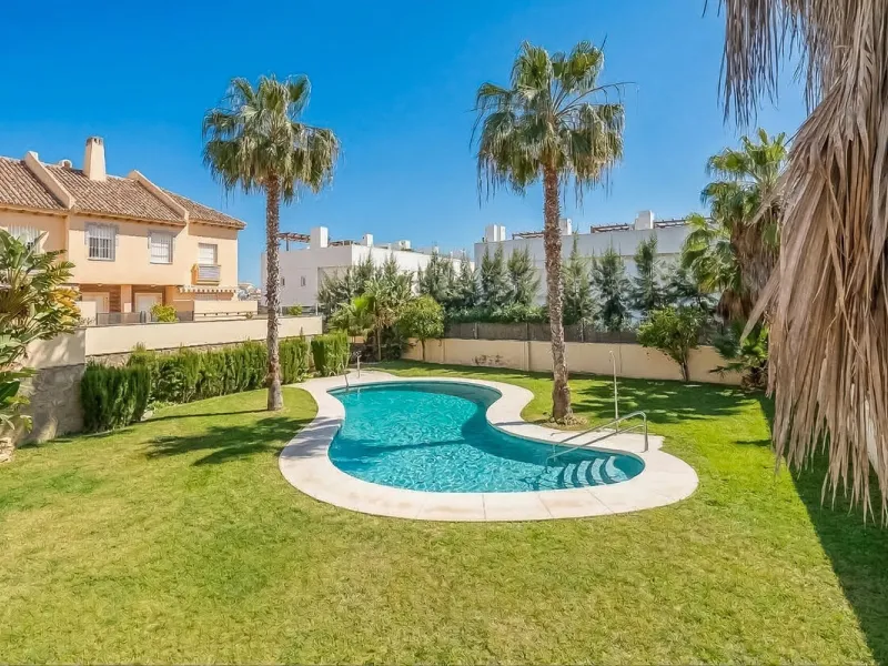Townhouse for sale to renovate in Calahonda, close to the beach.