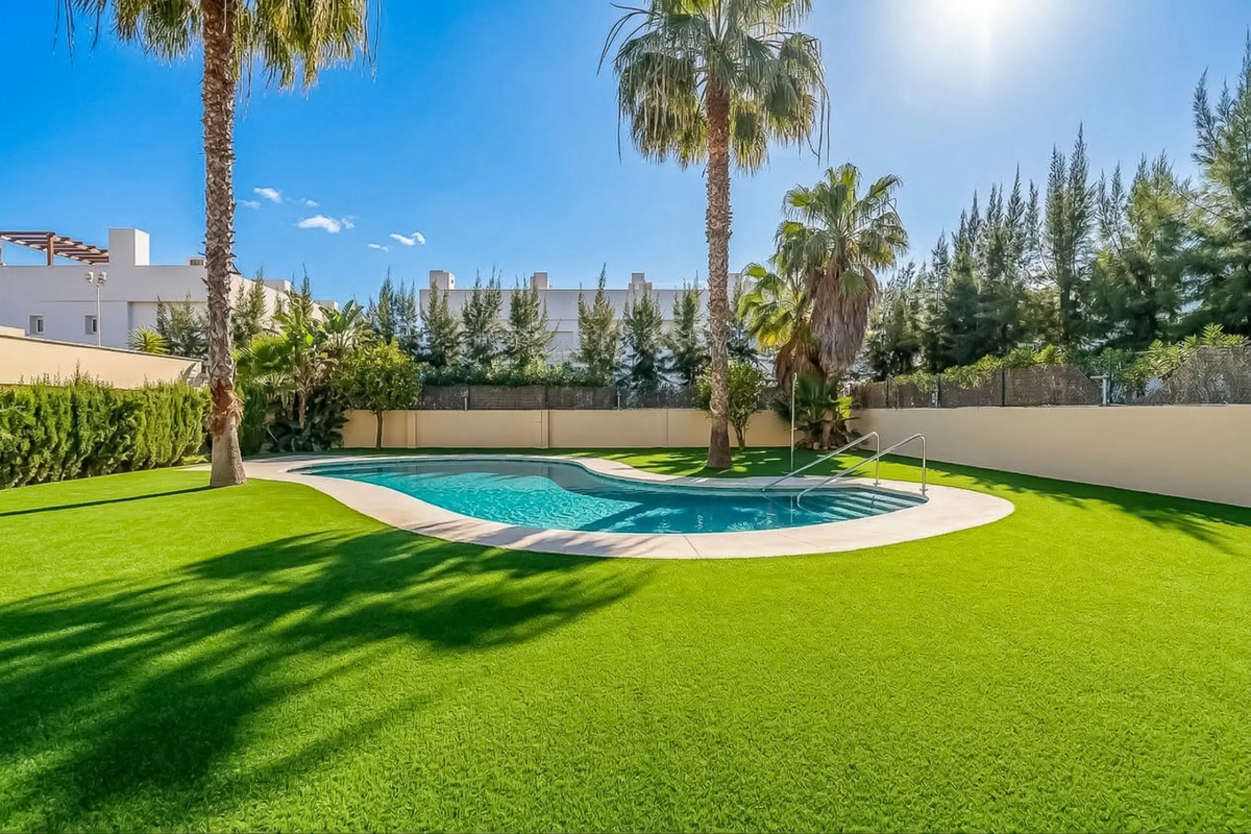 Townhouse for sale to renovate in Calahonda, close to the beach.