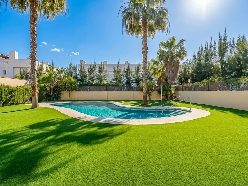 Townhouse for sale to renovate in Calahonda, close to the beach.