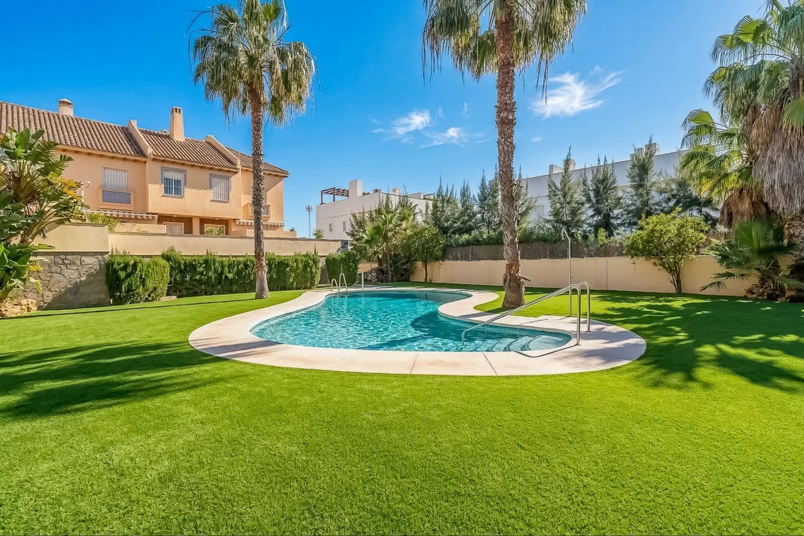 Townhouse for sale to renovate in Calahonda, close to the beach.