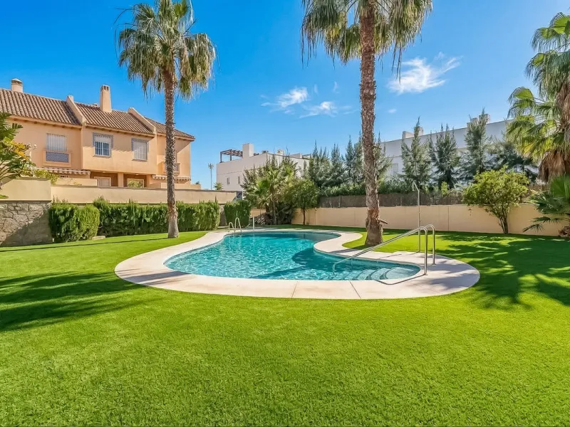 Townhouse for sale to renovate in Calahonda, close to the beach.