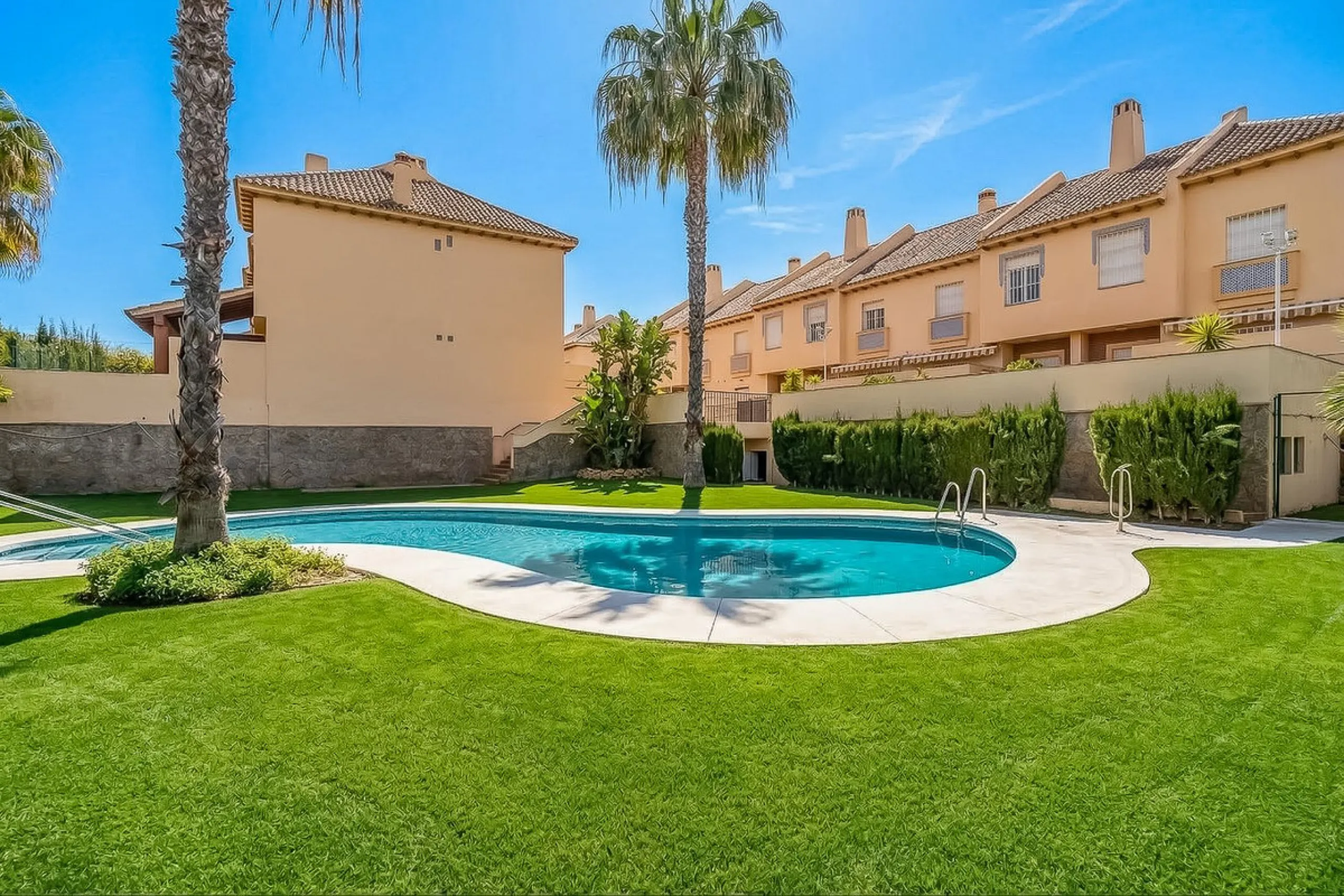 Townhouse for sale to renovate in Calahonda, close to the beach.