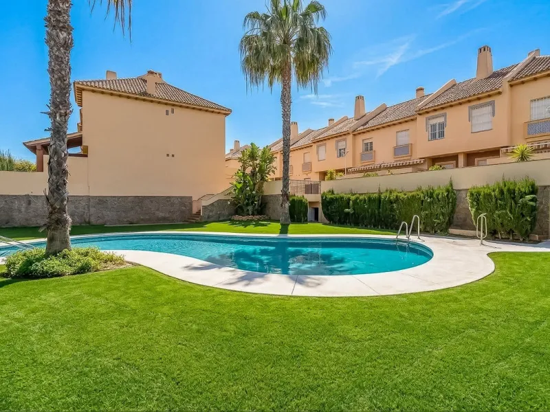 Townhouse for sale to renovate in Calahonda, close to the beach.