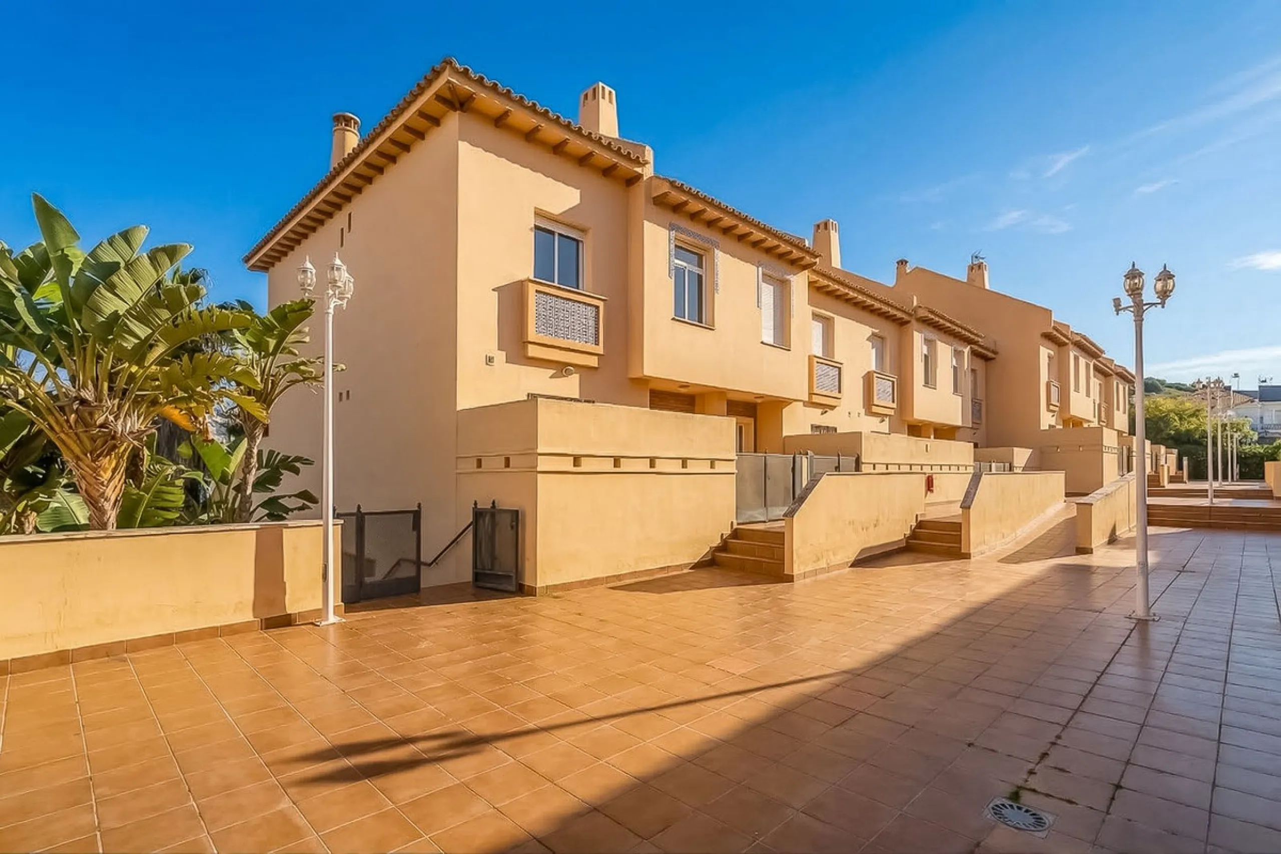 Townhouse for sale to renovate in Calahonda, close to the beach.