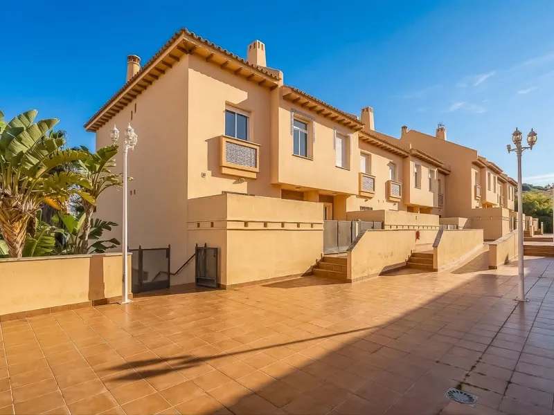 Townhouse for sale to renovate in Calahonda, close to the beach.