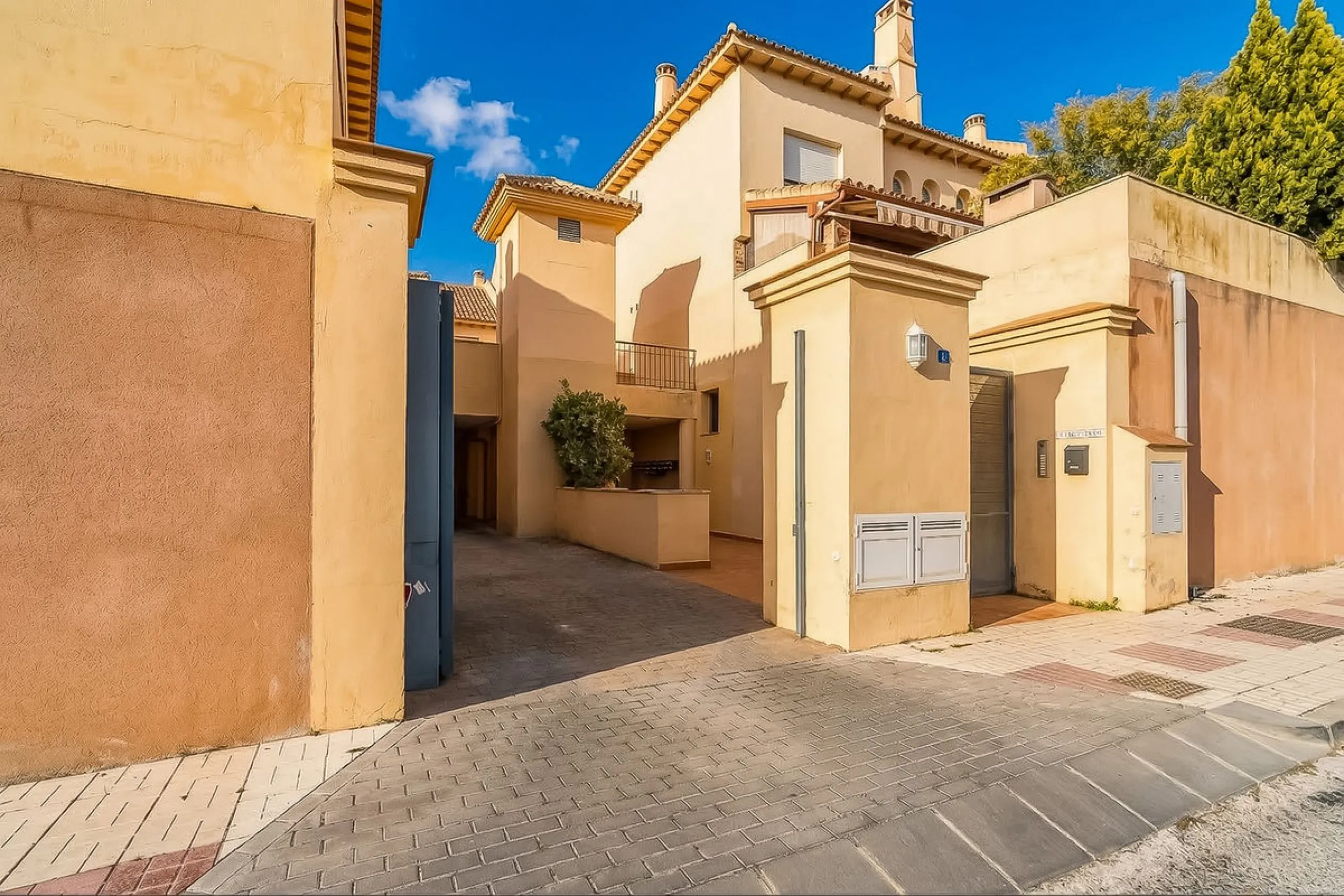 Townhouse for sale to renovate in Calahonda, close to the beach.