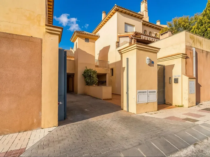 Townhouse for sale to renovate in Calahonda, close to the beach.