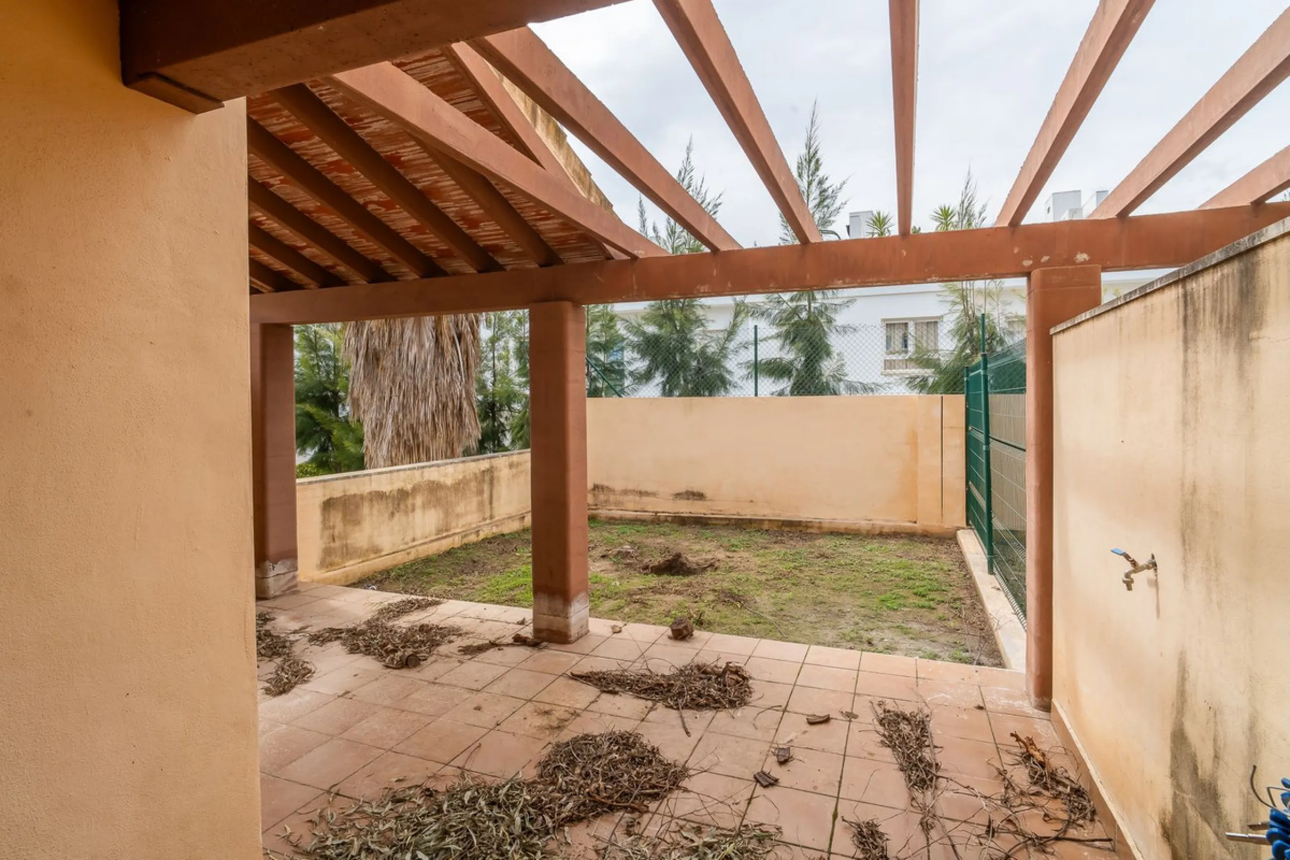 Townhouse for sale to renovate in Calahonda, close to the beach.