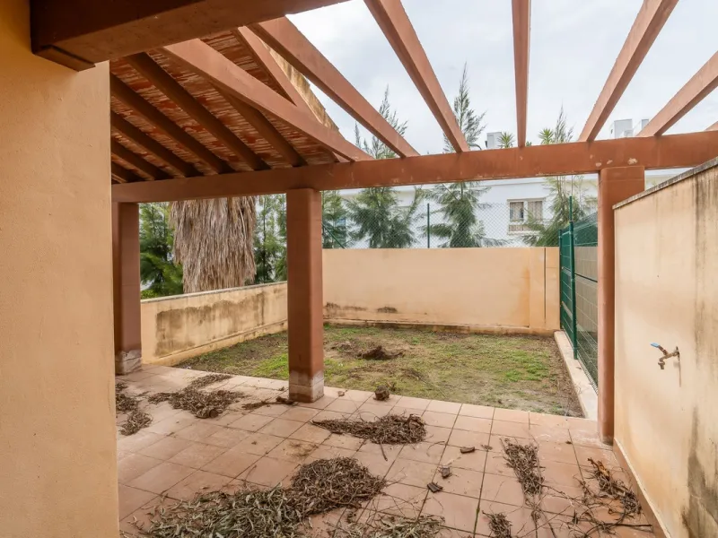 Townhouse for sale to renovate in Calahonda, close to the beach.