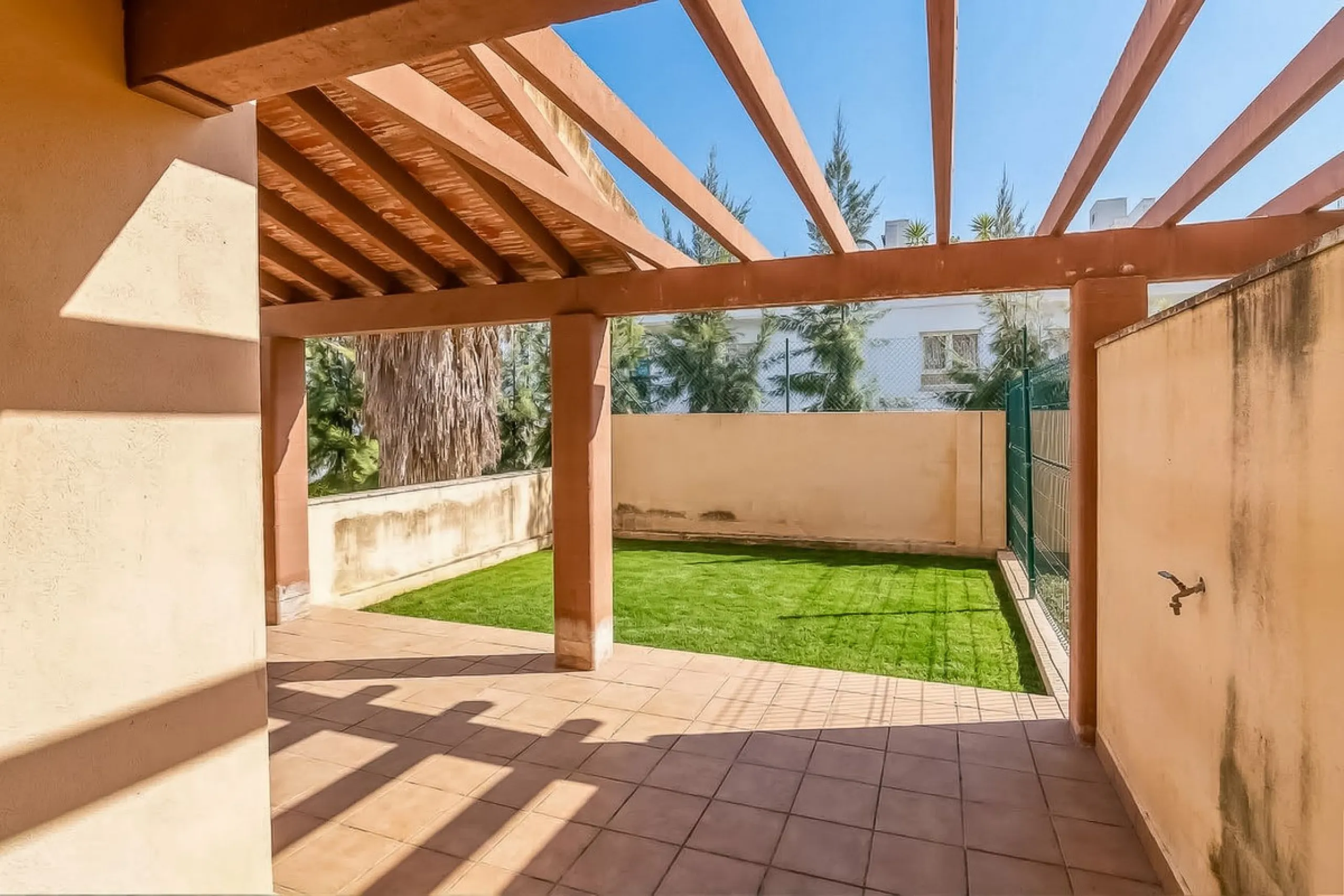 Townhouse for sale to renovate in Calahonda, close to the beach.
