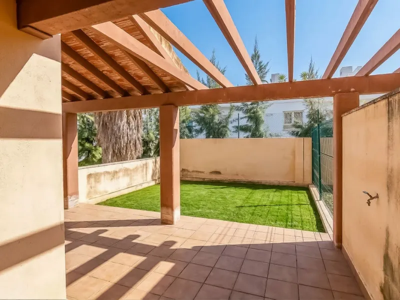 Townhouse for sale to renovate in Calahonda, close to the beach.