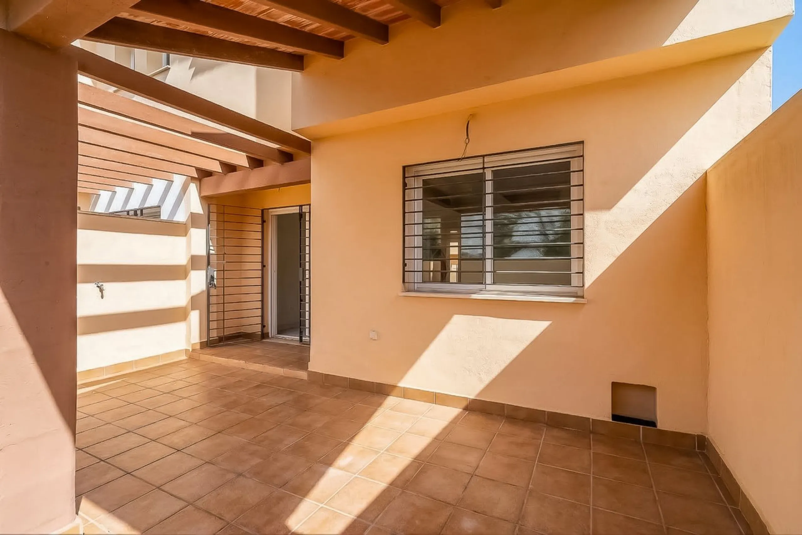 Townhouse for sale to renovate in Calahonda, close to the beach.