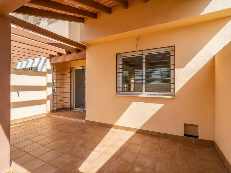 Townhouse for sale to renovate in Calahonda, close to the beach.