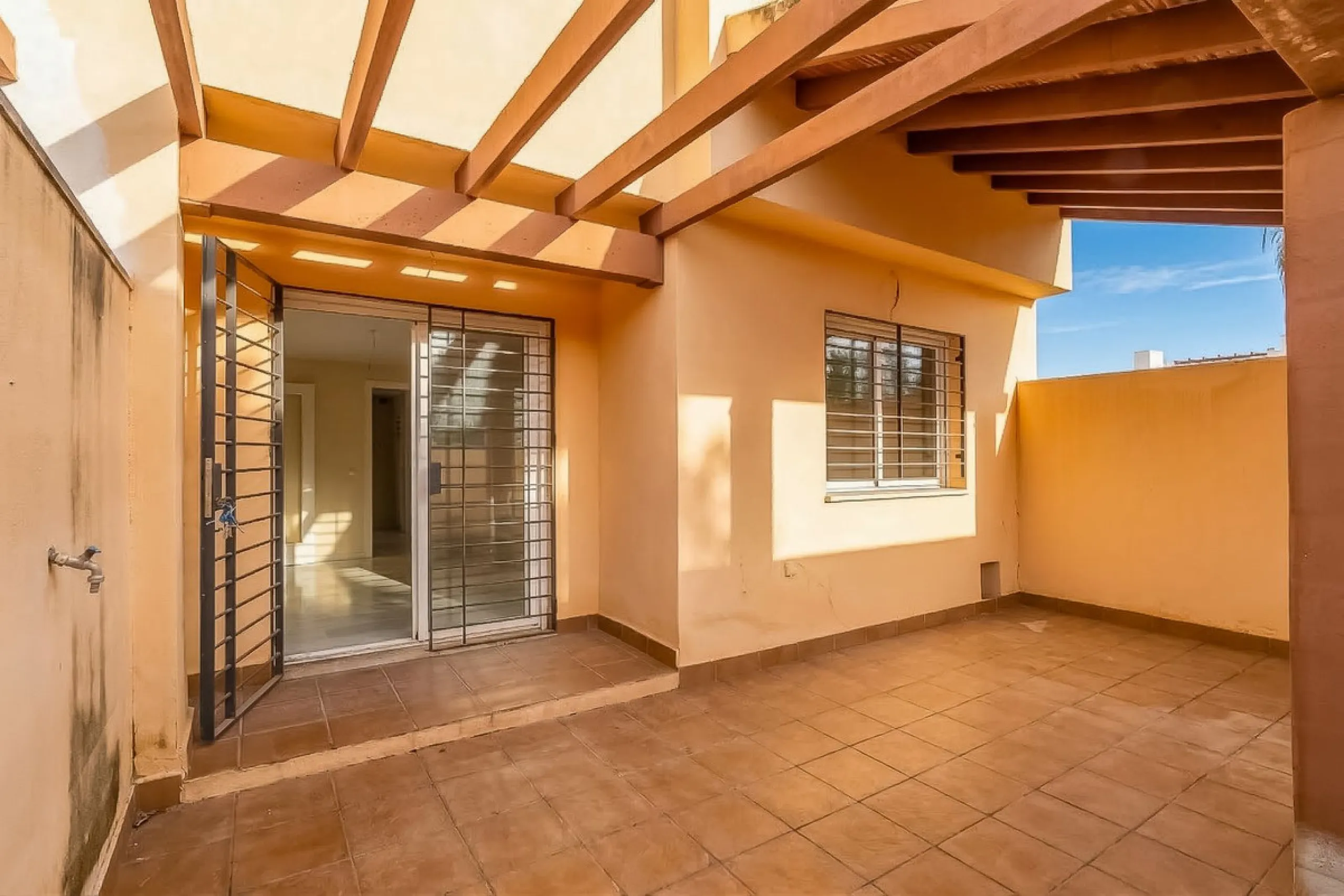 Townhouse for sale to renovate in Calahonda, close to the beach.